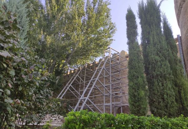 İçərişəhərin Qala divarlarının "Qubernator" bağı hissəsindəki işlər davam etməkdədir (FOTO)