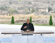 Prezident İlham Əliyev Cəbrayıl ictimaiyyətinin nümayəndələri ilə görüşüb, Memorial Kompleksin və şəhərin bərpasının təməl daşını qoyub (YENİLƏNİB)