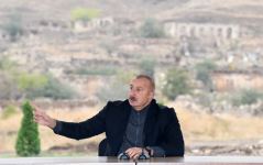 Prezident İlham Əliyev Cəbrayıl ictimaiyyətinin nümayəndələri ilə görüşüb, Memorial Kompleksin və şəhərin bərpasının təməl daşını qoyub (YENİLƏNİB)