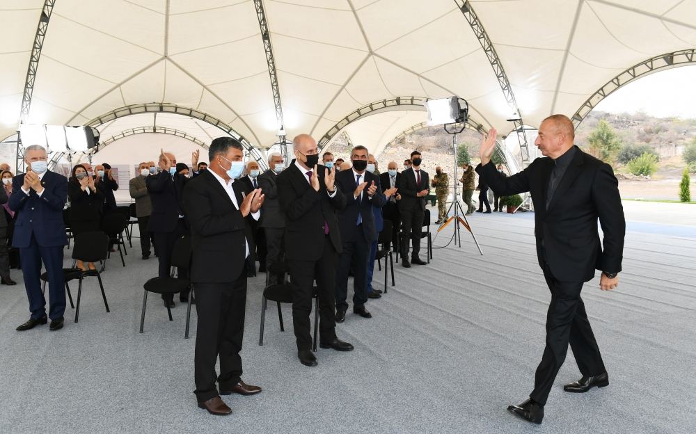 Prezident İlham Əliyev Cəbrayıl ictimaiyyətinin nümayəndələri ilə görüşüb, Memorial Kompleksin və şəhərin bərpasının təməl daşını qoyub (YENİLƏNİB)