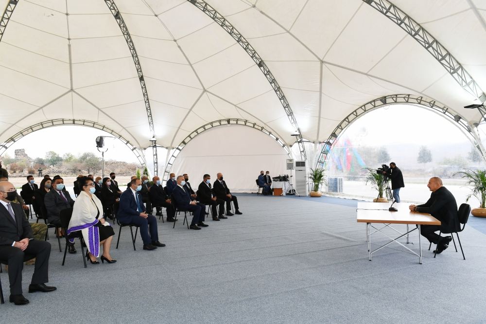 Prezident İlham Əliyev Cəbrayıl ictimaiyyətinin nümayəndələri ilə görüşüb, Memorial Kompleksin və şəhərin bərpasının təməl daşını qoyub (YENİLƏNİB)