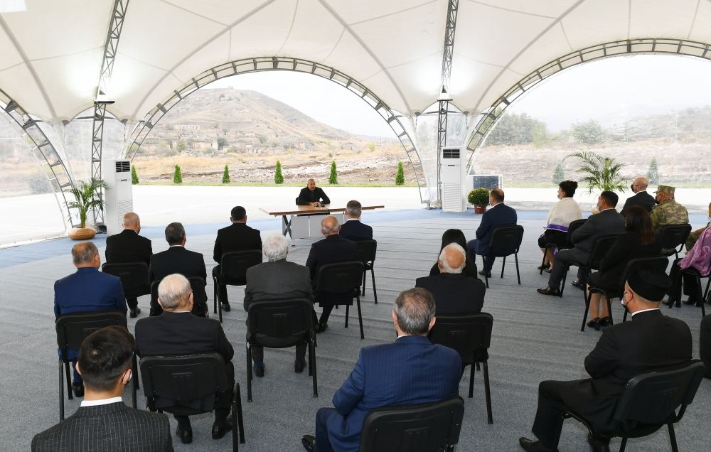 Prezident İlham Əliyev Cəbrayıl ictimaiyyətinin nümayəndələri ilə görüşüb, Memorial Kompleksin və şəhərin bərpasının təməl daşını qoyub (YENİLƏNİB)