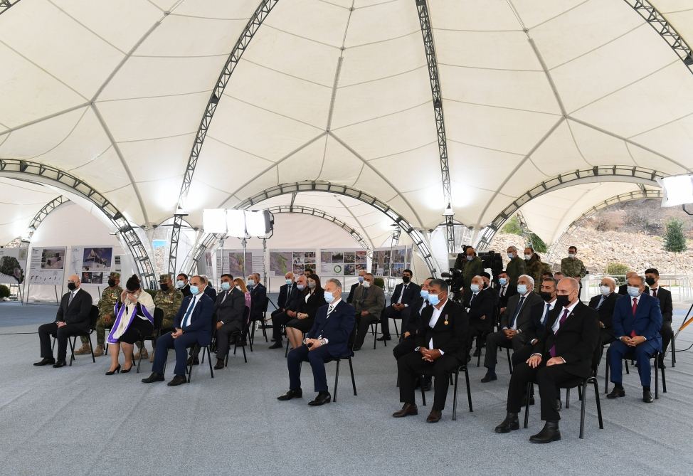Prezident İlham Əliyev Cəbrayıl ictimaiyyətinin nümayəndələri ilə görüşüb, Memorial Kompleksin və şəhərin bərpasının təməl daşını qoyub (YENİLƏNİB)