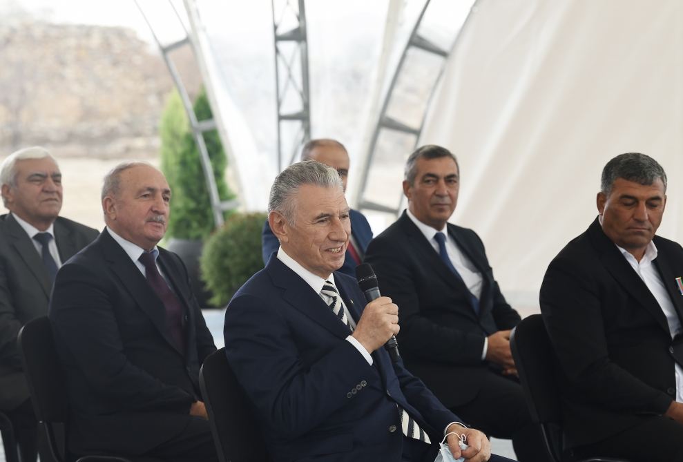 Prezident İlham Əliyev Cəbrayıl ictimaiyyətinin nümayəndələri ilə görüşüb, Memorial Kompleksin və şəhərin bərpasının təməl daşını qoyub (YENİLƏNİB)