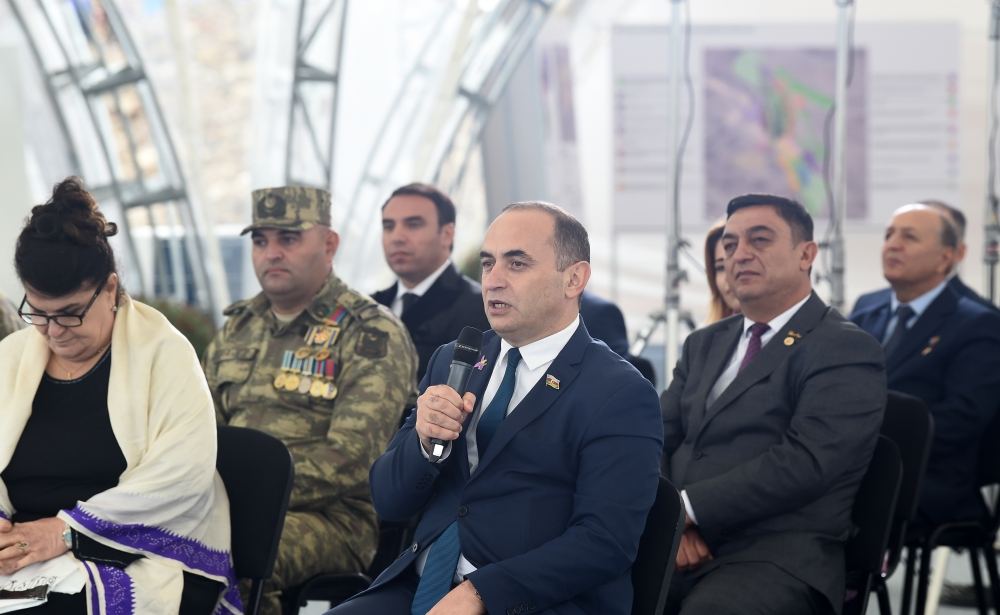 Prezident İlham Əliyev Cəbrayıl ictimaiyyətinin nümayəndələri ilə görüşüb, Memorial Kompleksin və şəhərin bərpasının təməl daşını qoyub (YENİLƏNİB)