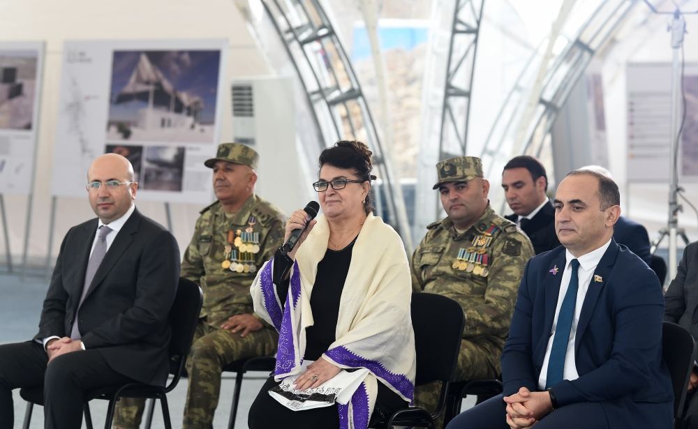 Prezident İlham Əliyev Cəbrayıl ictimaiyyətinin nümayəndələri ilə görüşüb, Memorial Kompleksin və şəhərin bərpasının təməl daşını qoyub (YENİLƏNİB)