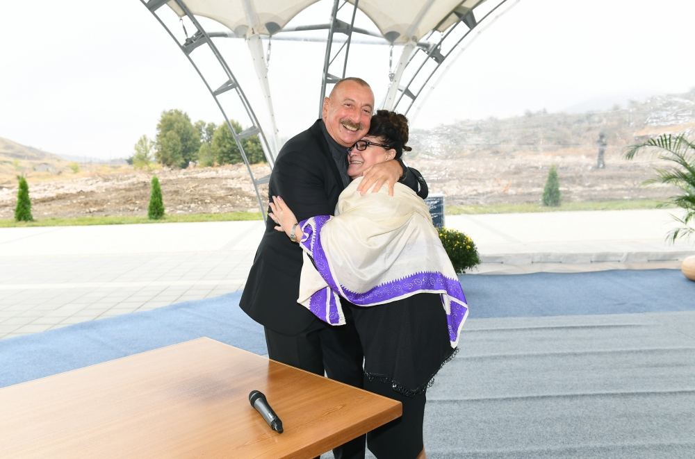 Prezident İlham Əliyev Cəbrayıl ictimaiyyətinin nümayəndələri ilə görüşüb, Memorial Kompleksin və şəhərin bərpasının təməl daşını qoyub (YENİLƏNİB)