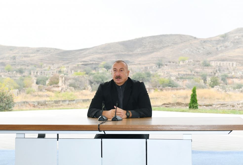 Prezident İlham Əliyev Cəbrayıl ictimaiyyətinin nümayəndələri ilə görüşüb, Memorial Kompleksin və şəhərin bərpasının təməl daşını qoyub (YENİLƏNİB)