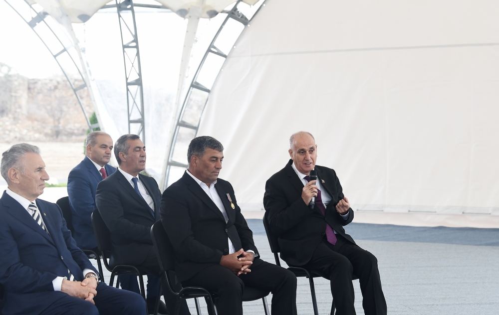 Prezident İlham Əliyev Cəbrayıl ictimaiyyətinin nümayəndələri ilə görüşüb, Memorial Kompleksin və şəhərin bərpasının təməl daşını qoyub (YENİLƏNİB)