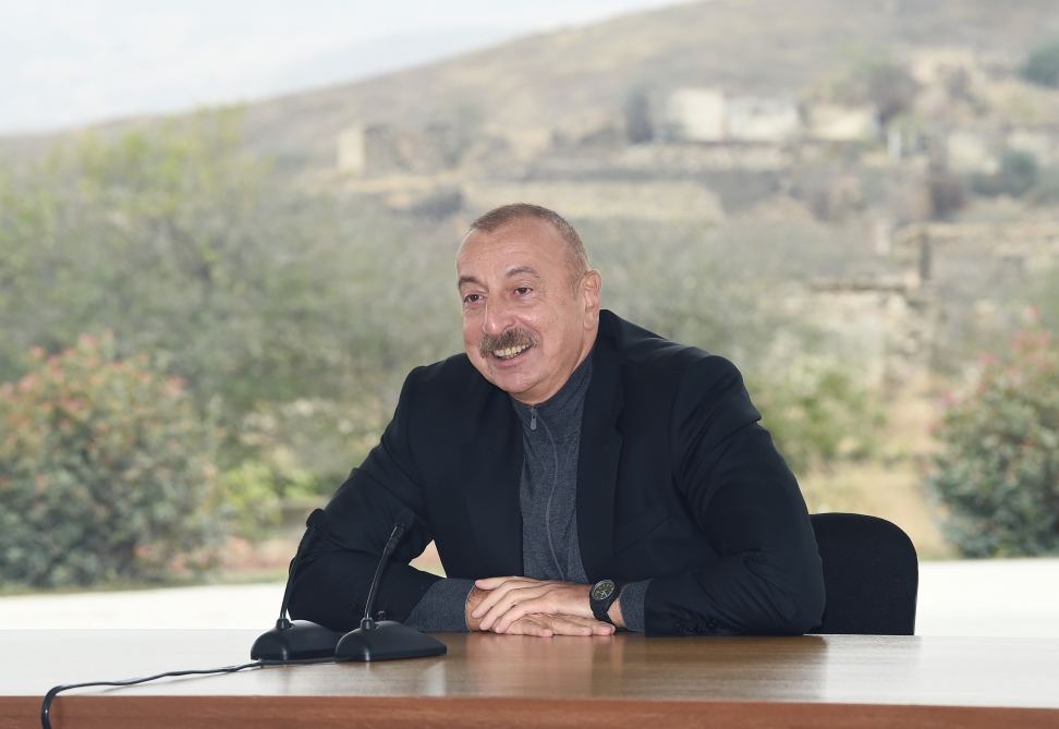 Prezident İlham Əliyev Cəbrayıl ictimaiyyətinin nümayəndələri ilə görüşüb, Memorial Kompleksin və şəhərin bərpasının təməl daşını qoyub (YENİLƏNİB)
