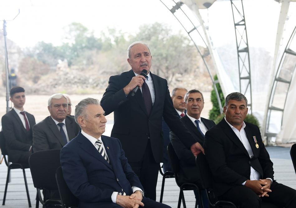 Prezident İlham Əliyev Cəbrayıl ictimaiyyətinin nümayəndələri ilə görüşüb, Memorial Kompleksin və şəhərin bərpasının təməl daşını qoyub (YENİLƏNİB)