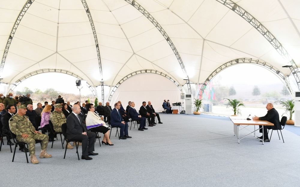 Prezident İlham Əliyev Cəbrayıl ictimaiyyətinin nümayəndələri ilə görüşüb, Memorial Kompleksin və şəhərin bərpasının təməl daşını qoyub (YENİLƏNİB)