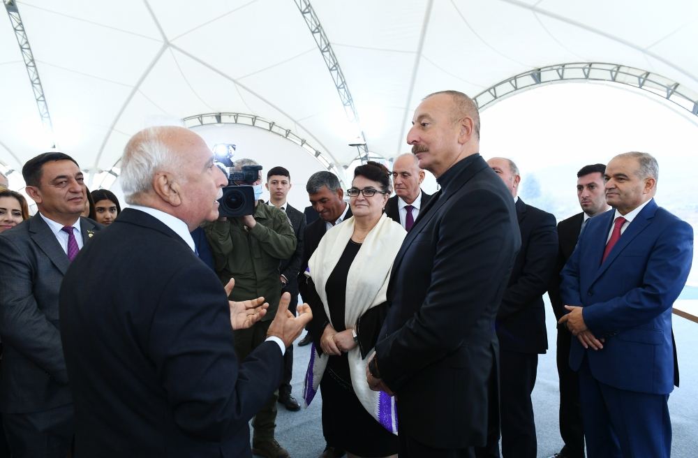 Prezident İlham Əliyev Cəbrayıl ictimaiyyətinin nümayəndələri ilə görüşüb, Memorial Kompleksin və şəhərin bərpasının təməl daşını qoyub (YENİLƏNİB)