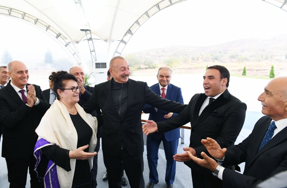 Prezident İlham Əliyevin Cəbrayıl icmaiyyətinin nümayəndələri ilə görüşdə kövrək anları (FOTO/VİDEO)