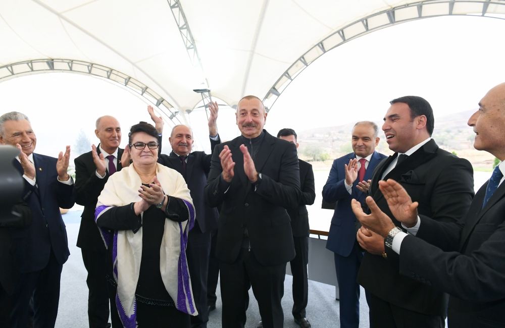 Prezident İlham Əliyevin Cəbrayıl icmaiyyətinin nümayəndələri ilə görüşdə kövrək anları (FOTO/VİDEO)