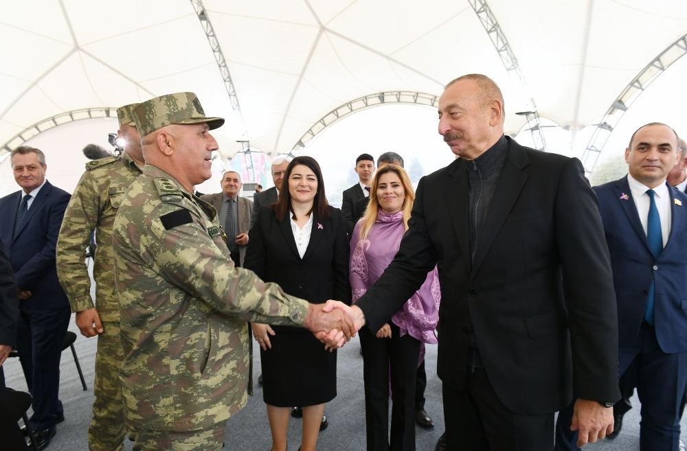 Prezident İlham Əliyev Cəbrayıl ictimaiyyətinin nümayəndələri ilə görüşüb, Memorial Kompleksin və şəhərin bərpasının təməl daşını qoyub (YENİLƏNİB)