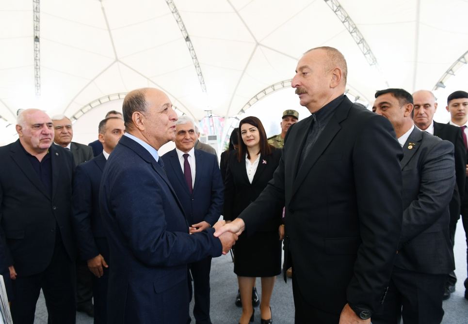 Prezident İlham Əliyev Cəbrayıl ictimaiyyətinin nümayəndələri ilə görüşüb, Memorial Kompleksin və şəhərin bərpasının təməl daşını qoyub (YENİLƏNİB)