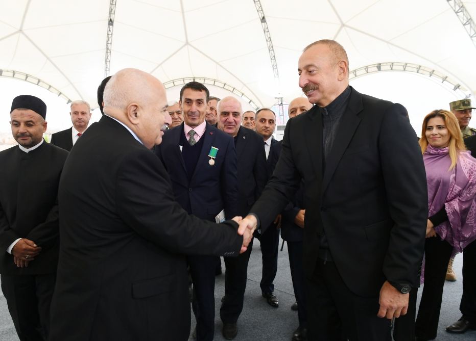 Prezident İlham Əliyev Cəbrayıl ictimaiyyətinin nümayəndələri ilə görüşüb, Memorial Kompleksin və şəhərin bərpasının təməl daşını qoyub (YENİLƏNİB)