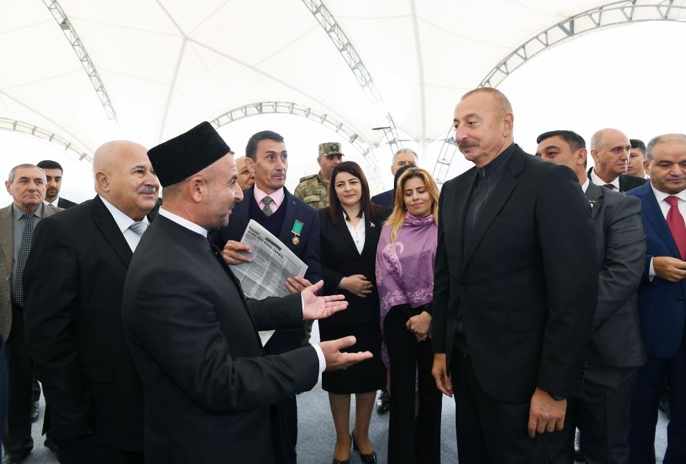 Prezident İlham Əliyev Cəbrayıl ictimaiyyətinin nümayəndələri ilə görüşüb, Memorial Kompleksin və şəhərin bərpasının təməl daşını qoyub (YENİLƏNİB)