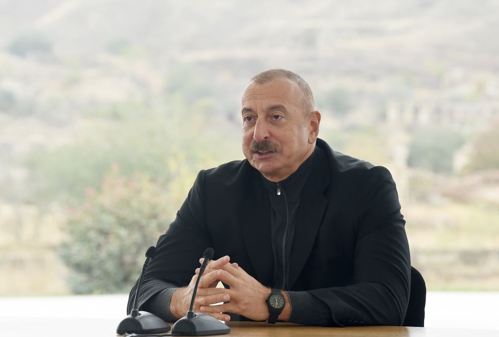 Prezident İlham Əliyev Cəbrayıl ictimaiyyətinin nümayəndələri ilə görüşüb, Memorial Kompleksin və şəhərin bərpasının təməl daşını qoyub (YENİLƏNİB)