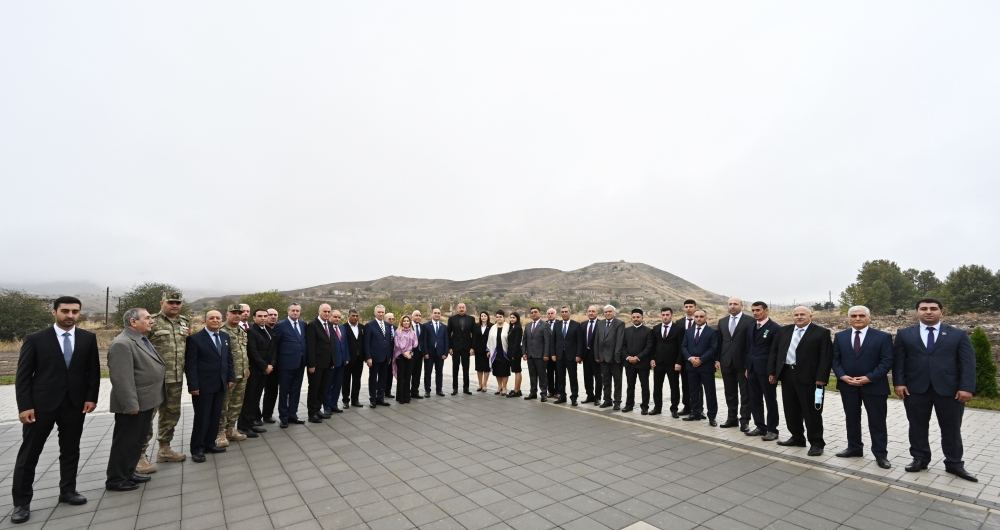 Prezident İlham Əliyev Cəbrayıl ictimaiyyətinin nümayəndələri ilə görüşüb, Memorial Kompleksin və şəhərin bərpasının təməl daşını qoyub (YENİLƏNİB)
