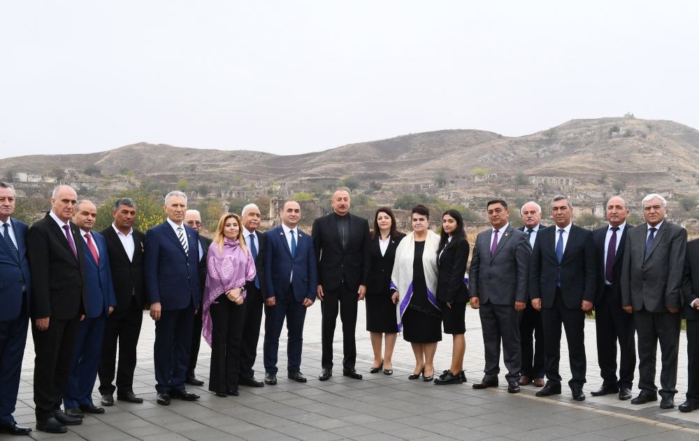 Prezident İlham Əliyev Cəbrayıl ictimaiyyətinin nümayəndələri ilə görüşüb, Memorial Kompleksin və şəhərin bərpasının təməl daşını qoyub (YENİLƏNİB)