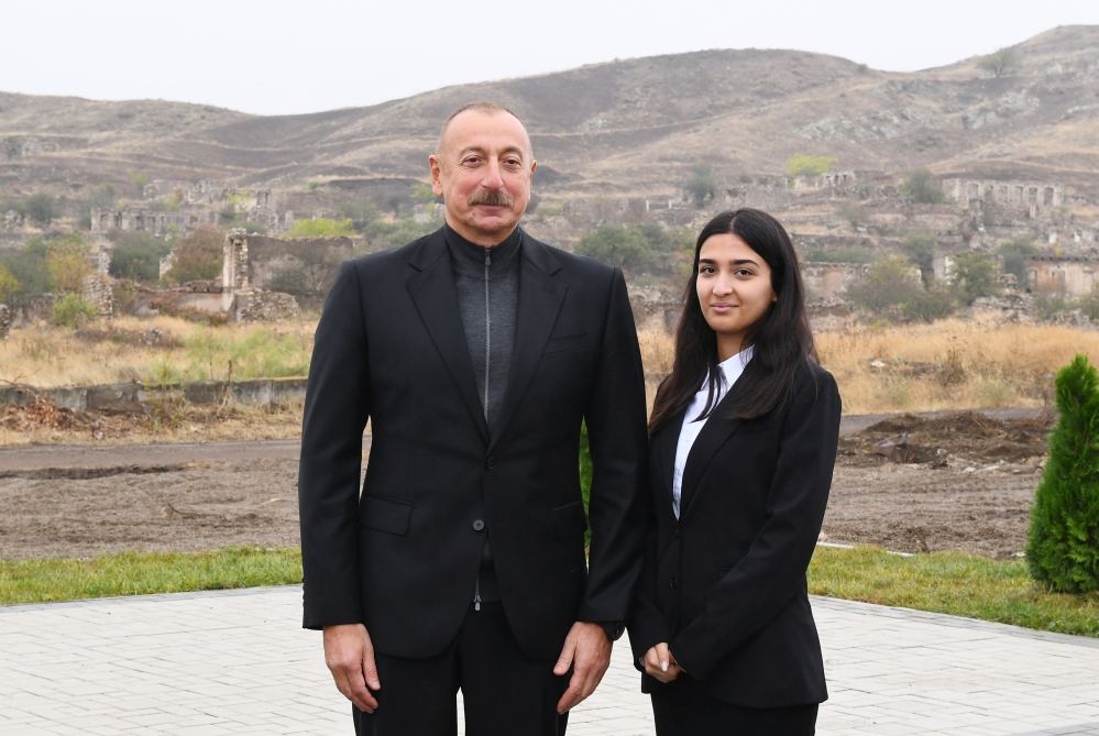 Prezident İlham Əliyev Cəbrayıl ictimaiyyətinin nümayəndələri ilə görüşüb, Memorial Kompleksin və şəhərin bərpasının təməl daşını qoyub (YENİLƏNİB)