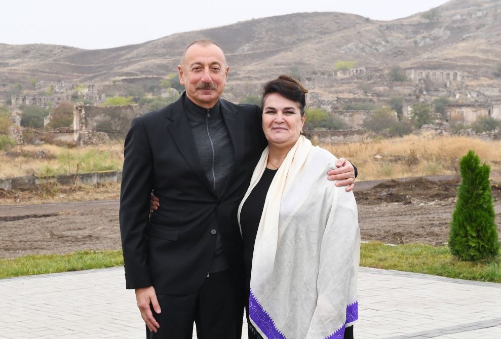 Prezident İlham Əliyev Cəbrayıl ictimaiyyətinin nümayəndələri ilə görüşüb, Memorial Kompleksin və şəhərin bərpasının təməl daşını qoyub (YENİLƏNİB)