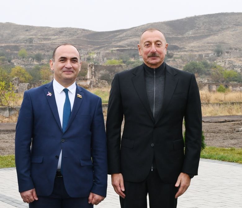 Prezident İlham Əliyev Cəbrayıl ictimaiyyətinin nümayəndələri ilə görüşüb, Memorial Kompleksin və şəhərin bərpasının təməl daşını qoyub (YENİLƏNİB)