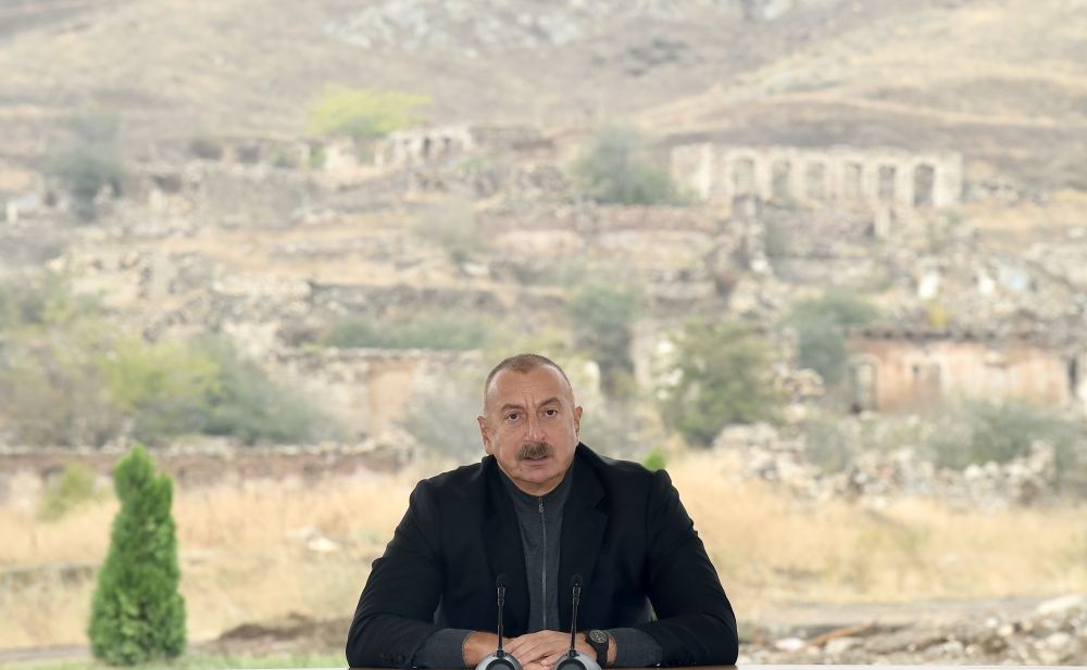 Prezident İlham Əliyev Cəbrayıl ictimaiyyətinin nümayəndələri ilə görüşüb, Memorial Kompleksin və şəhərin bərpasının təməl daşını qoyub (YENİLƏNİB)