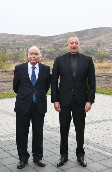 Prezident İlham Əliyev Cəbrayıl ictimaiyyətinin nümayəndələri ilə görüşüb, Memorial Kompleksin və şəhərin bərpasının təməl daşını qoyub (YENİLƏNİB)