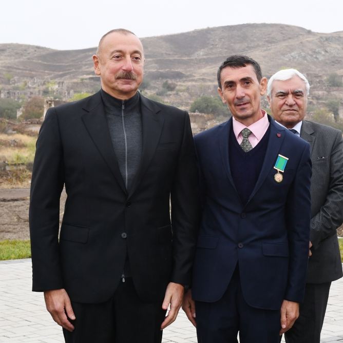 Prezident İlham Əliyev Cəbrayıl ictimaiyyətinin nümayəndələri ilə görüşüb, Memorial Kompleksin və şəhərin bərpasının təməl daşını qoyub (YENİLƏNİB)