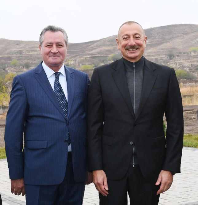 Prezident İlham Əliyev Cəbrayıl ictimaiyyətinin nümayəndələri ilə görüşüb, Memorial Kompleksin və şəhərin bərpasının təməl daşını qoyub (YENİLƏNİB)