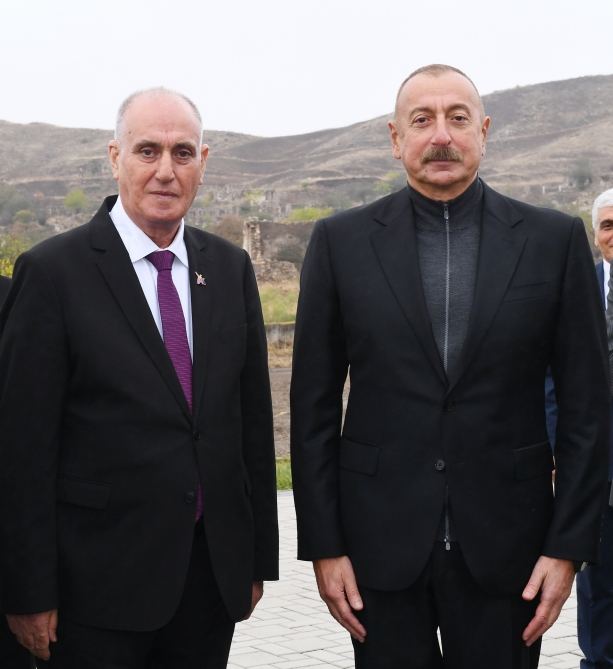 Prezident İlham Əliyev Cəbrayıl ictimaiyyətinin nümayəndələri ilə görüşüb, Memorial Kompleksin və şəhərin bərpasının təməl daşını qoyub (YENİLƏNİB)