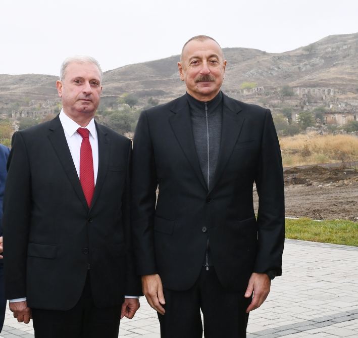 Prezident İlham Əliyev Cəbrayıl ictimaiyyətinin nümayəndələri ilə görüşüb, Memorial Kompleksin və şəhərin bərpasının təməl daşını qoyub (YENİLƏNİB)