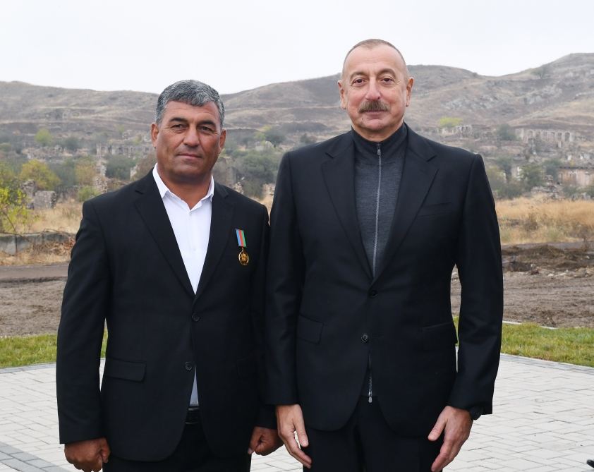 Prezident İlham Əliyev Cəbrayıl ictimaiyyətinin nümayəndələri ilə görüşüb, Memorial Kompleksin və şəhərin bərpasının təməl daşını qoyub (YENİLƏNİB)