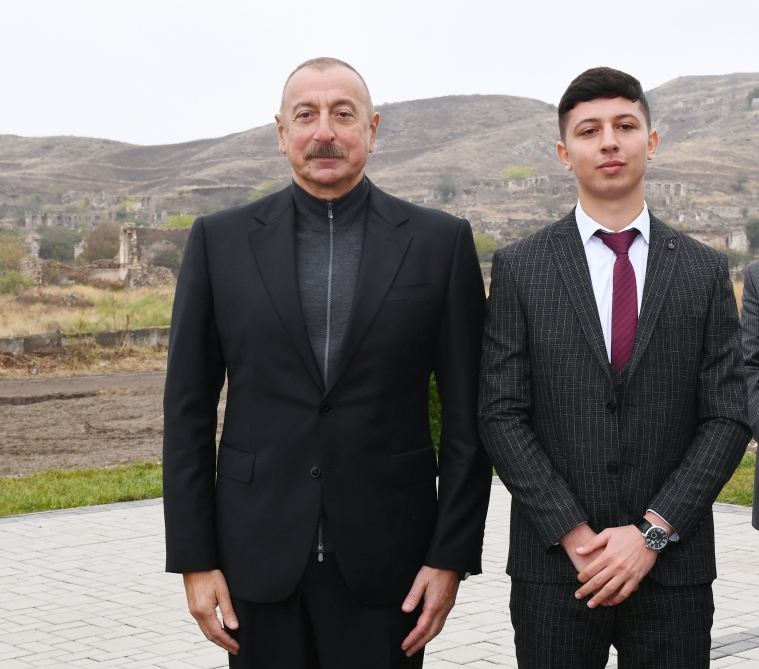 Prezident İlham Əliyev Cəbrayıl ictimaiyyətinin nümayəndələri ilə görüşüb, Memorial Kompleksin və şəhərin bərpasının təməl daşını qoyub (YENİLƏNİB)
