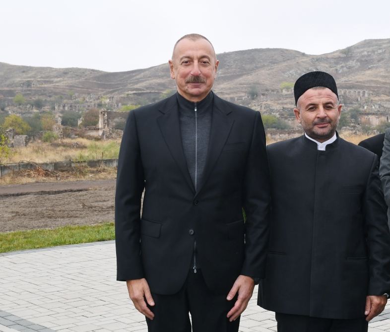 Prezident İlham Əliyev Cəbrayıl ictimaiyyətinin nümayəndələri ilə görüşüb, Memorial Kompleksin və şəhərin bərpasının təməl daşını qoyub (YENİLƏNİB)