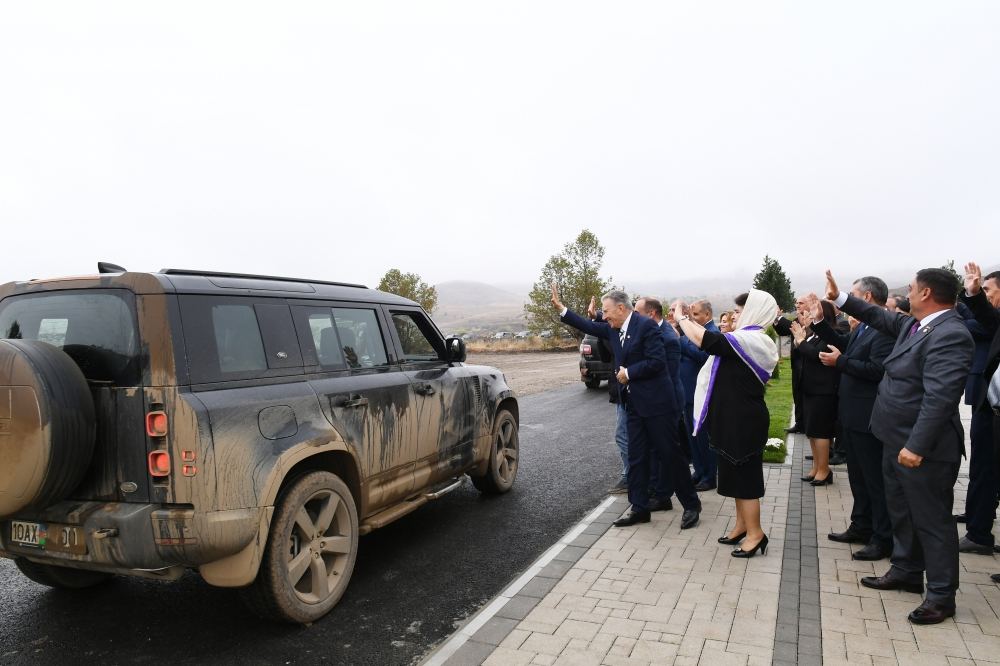 Prezident İlham Əliyev Cəbrayıl ictimaiyyətinin nümayəndələri ilə görüşüb, Memorial Kompleksin və şəhərin bərpasının təməl daşını qoyub (YENİLƏNİB)