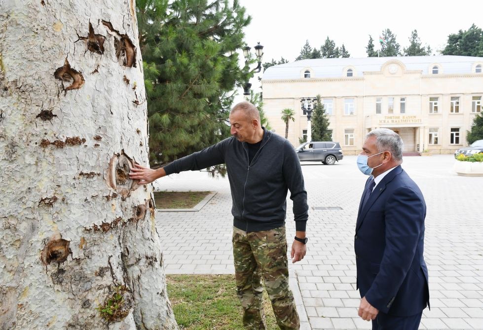 Prezident İlham Əliyev Ermənistan tərəfindən Tərtərə atılmış mərmilərə baxıb (FOTO)