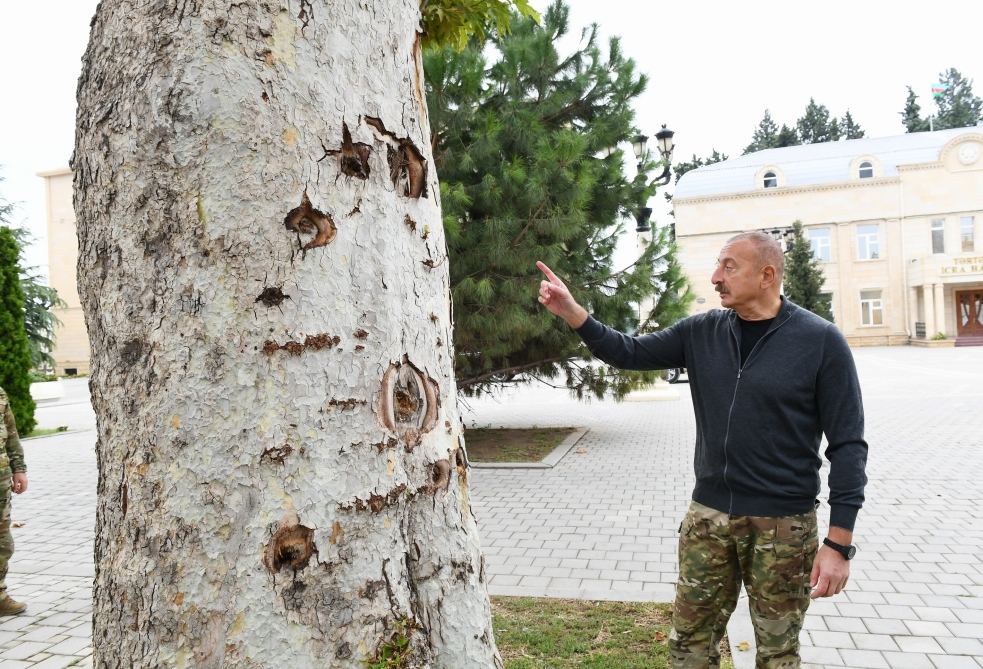 Prezident İlham Əliyev Ermənistan tərəfindən Tərtərə atılmış mərmilərə baxıb (FOTO)