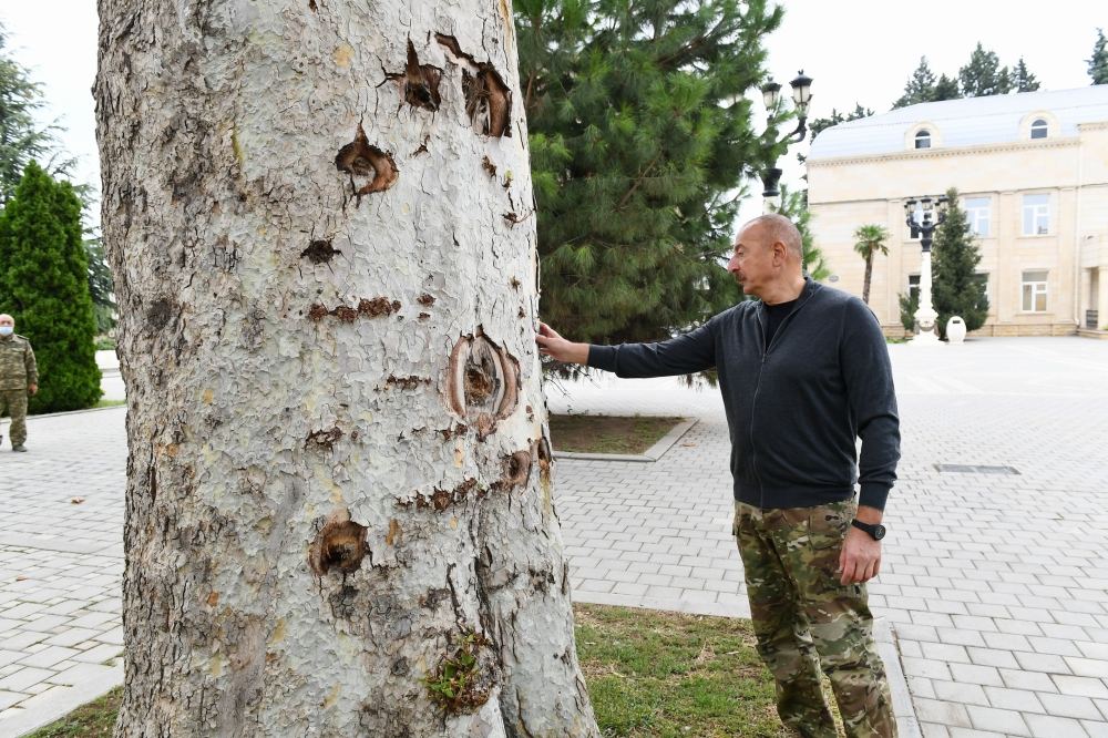 Prezident İlham Əliyev Ermənistan tərəfindən Tərtərə atılmış mərmilərə baxıb (FOTO)