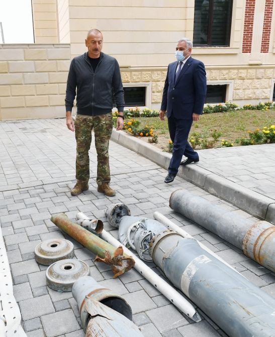 Prezident İlham Əliyev Ermənistan tərəfindən Tərtərə atılmış mərmilərə baxıb (FOTO)