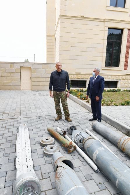 Prezident İlham Əliyev Ermənistan tərəfindən Tərtərə atılmış mərmilərə baxıb (FOTO)