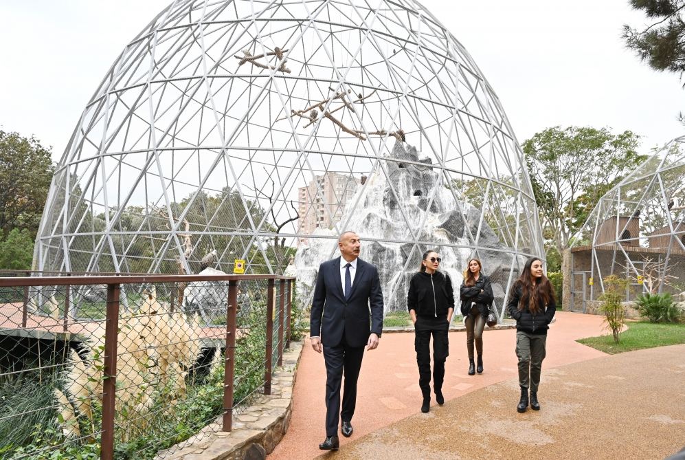 Prezident İlham Əliyev və birinci xanım Mehriban Əliyeva Bakı Zooloji Parkının yenidənqurmadan sonra açılışında iştirak ediblər (YENİLƏNİB) (FOTO/VİDEO)