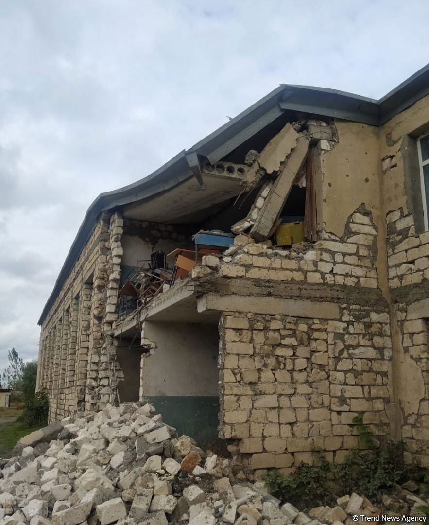 Bərdədə məktəb binası dağılıb (FOTO)