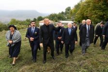 Prezident İlham Əliyev Tuğ kəndində ictimaiyyət nümayəndələri ilə səmimi söhbət edib (FOTO)