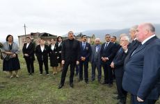 Prezident İlham Əliyev Tuğ kəndində ictimaiyyət nümayəndələri ilə səmimi söhbət edib (FOTO)