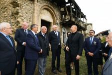 Prezident İlham Əliyev Tuğ kəndində ictimaiyyət nümayəndələri ilə səmimi söhbət edib (FOTO)