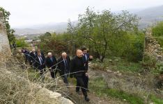 Prezident İlham Əliyev Tuğ kəndində ictimaiyyət nümayəndələri ilə səmimi söhbət edib (FOTO)